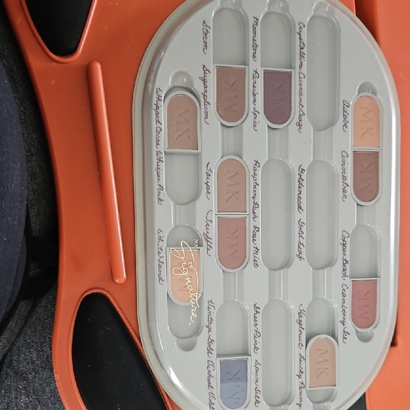 Mary Kay Signature Eyeshadow Palette - Pink and Brown Hues